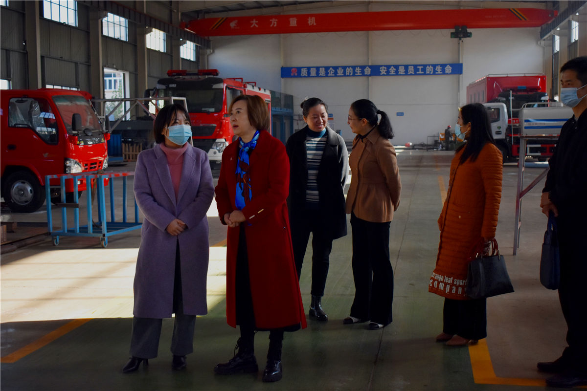 随州市妇联张春霞主席一行到3044永利颁发荣誉证书并视察消防车生产车间