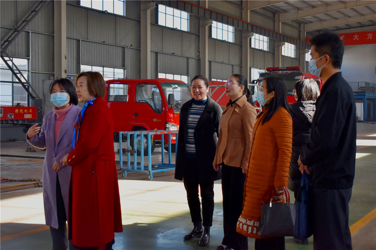 随州市妇联张春霞主席一行到3044永利颁发荣誉证书并视察消防车生产车间