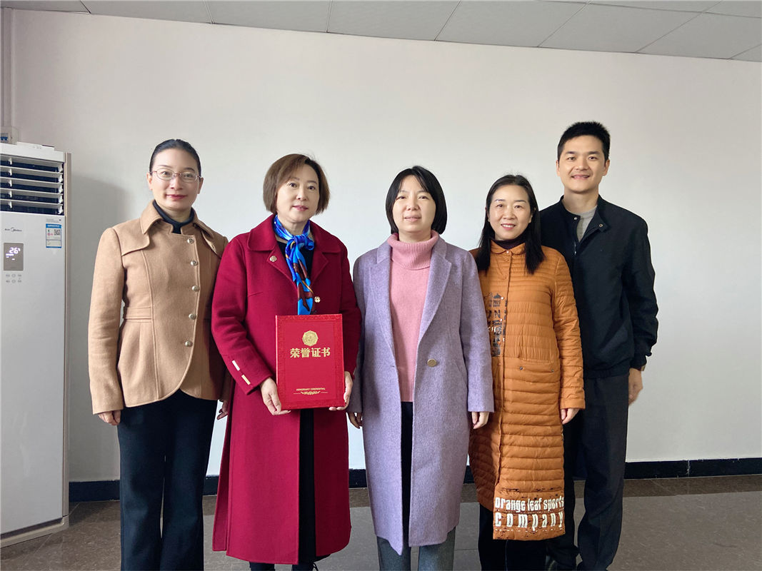 随州市妇联张春霞主席一行到3044永利颁发荣誉证书并视察消防车生产车间