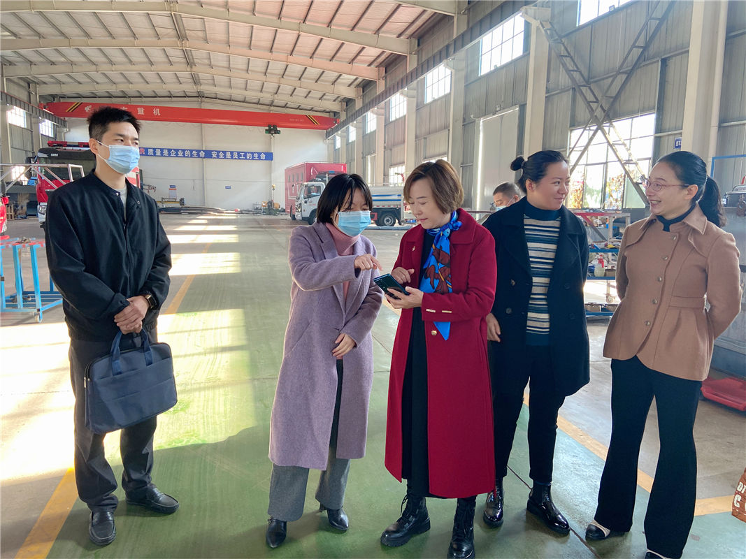 随州市妇联张春霞主席一行到3044永利颁发荣誉证书并视察消防车生产车间
