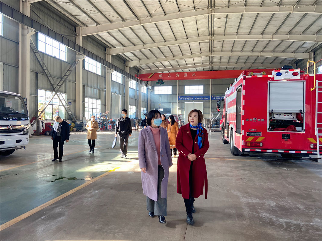 随州市妇联张春霞主席一行到3044永利颁发荣誉证书并视察消防车生产车间