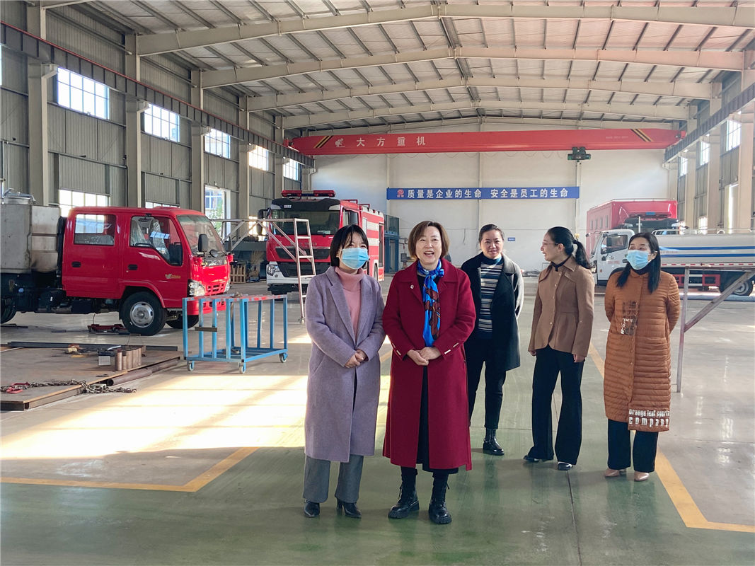 随州市妇联张春霞主席一行到3044永利颁发荣誉证书并视察消防车生产车间
