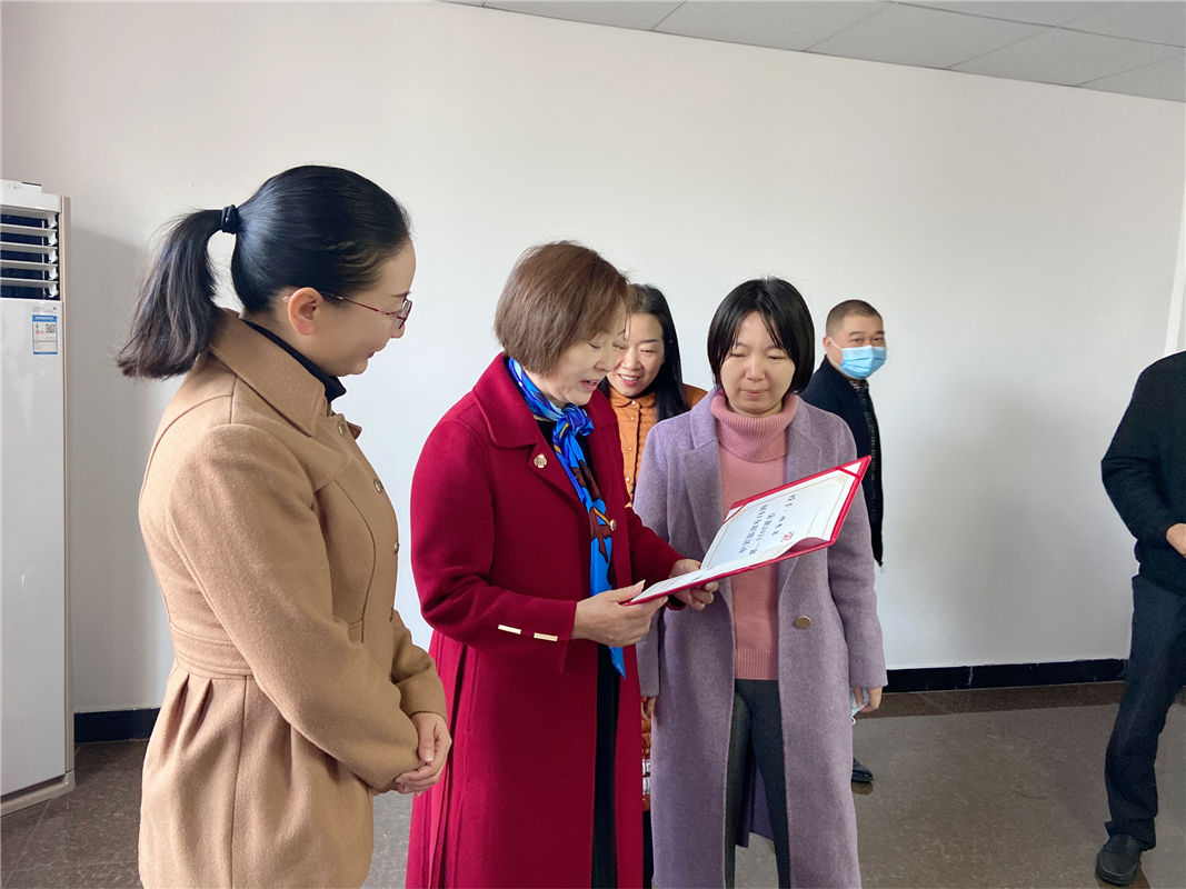 随州市妇联张春霞主席一行到3044永利颁发荣誉证书并视察消防车生产车间