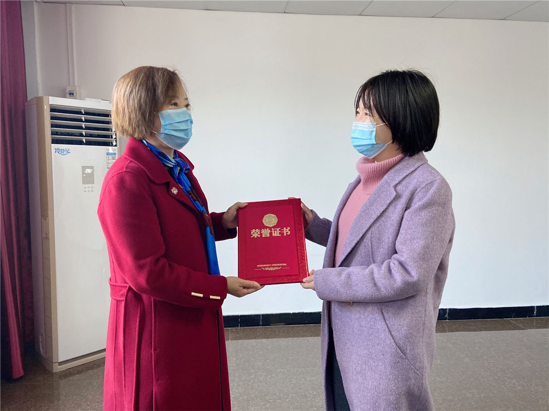 随州市妇联张春霞主席一行到3044永利颁发荣誉证书并视察消防车生产车间