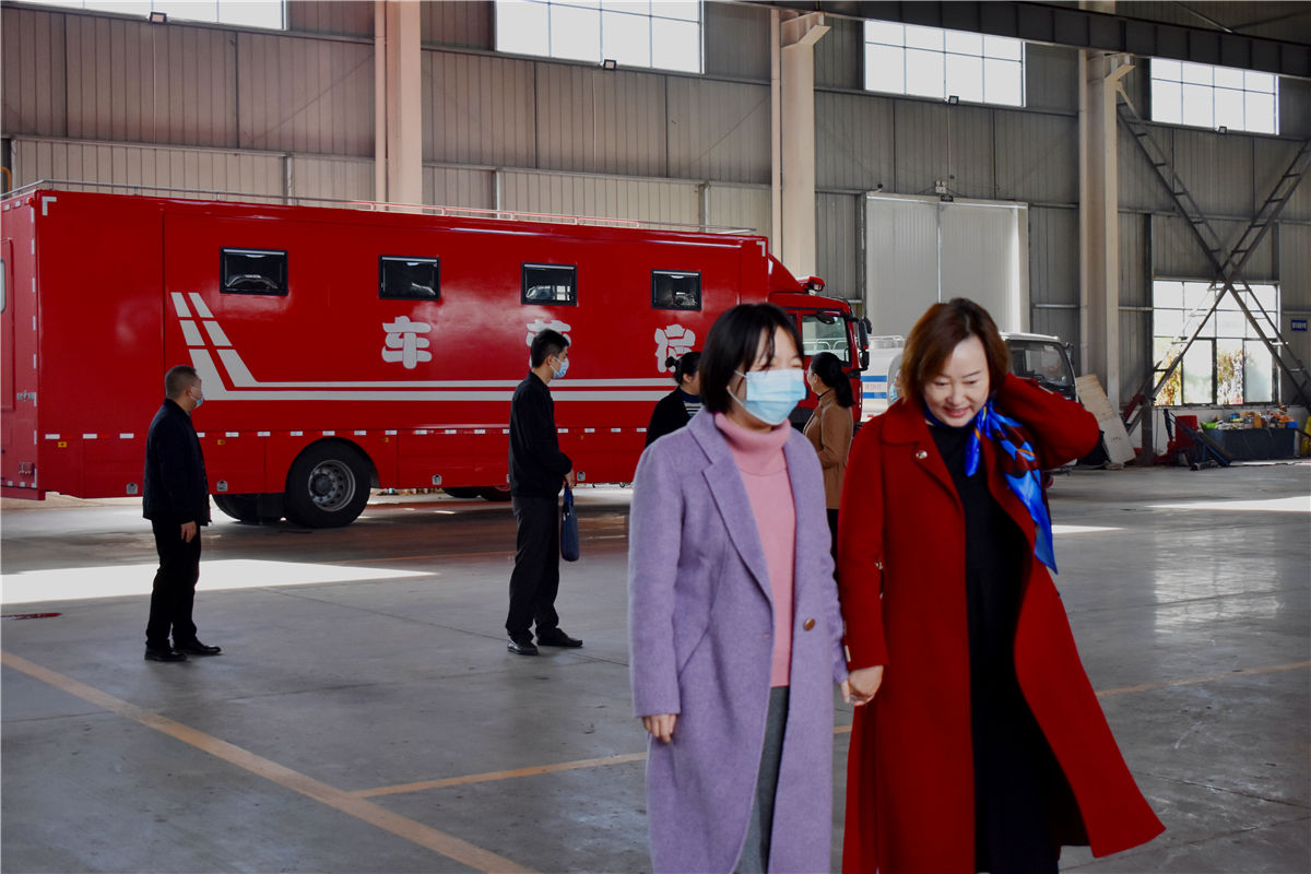 随州市妇联张春霞主席一行到3044永利颁发荣誉证书并视察消防车生产车间