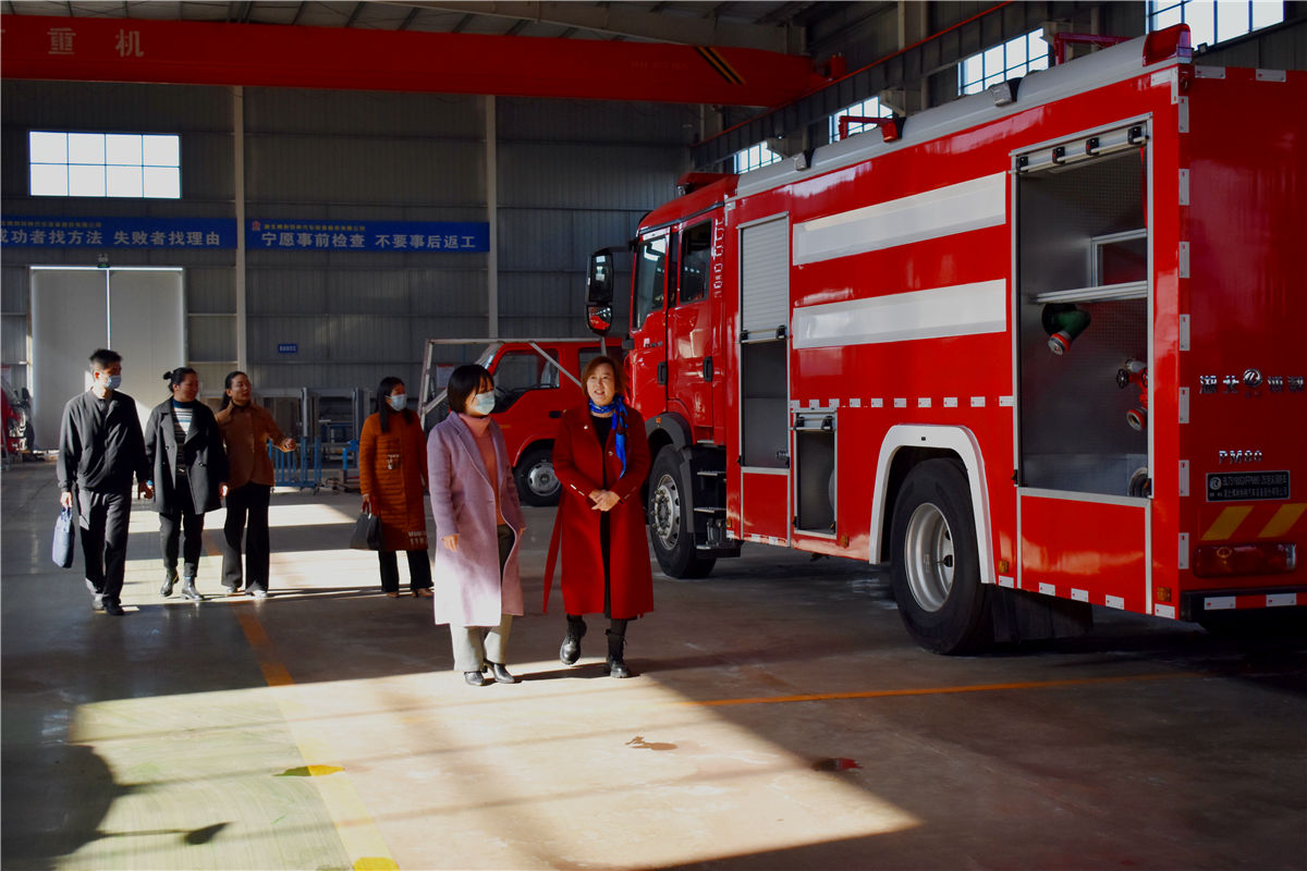 随州市妇联张春霞主席一行到3044永利颁发荣誉证书并视察消防车生产车间