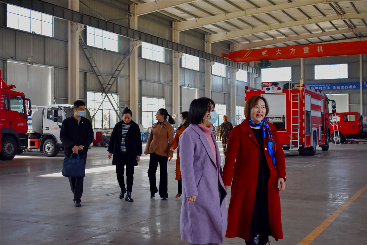 随州市妇联张春霞主席一行到3044永利颁发荣誉证书并视察消防车生产车间