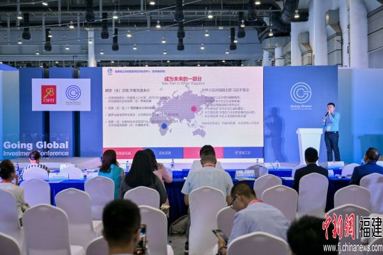 图为刚果民主共和国投资经济促进中心代表在对接会上推介刚果(金)投资机遇。